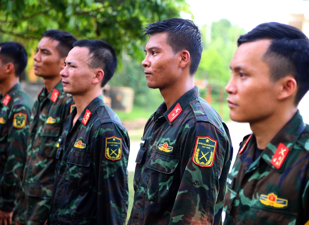 Sau mỗi buổi tập cả đội tuyển quần áo ướt đẫm mồ hôi.